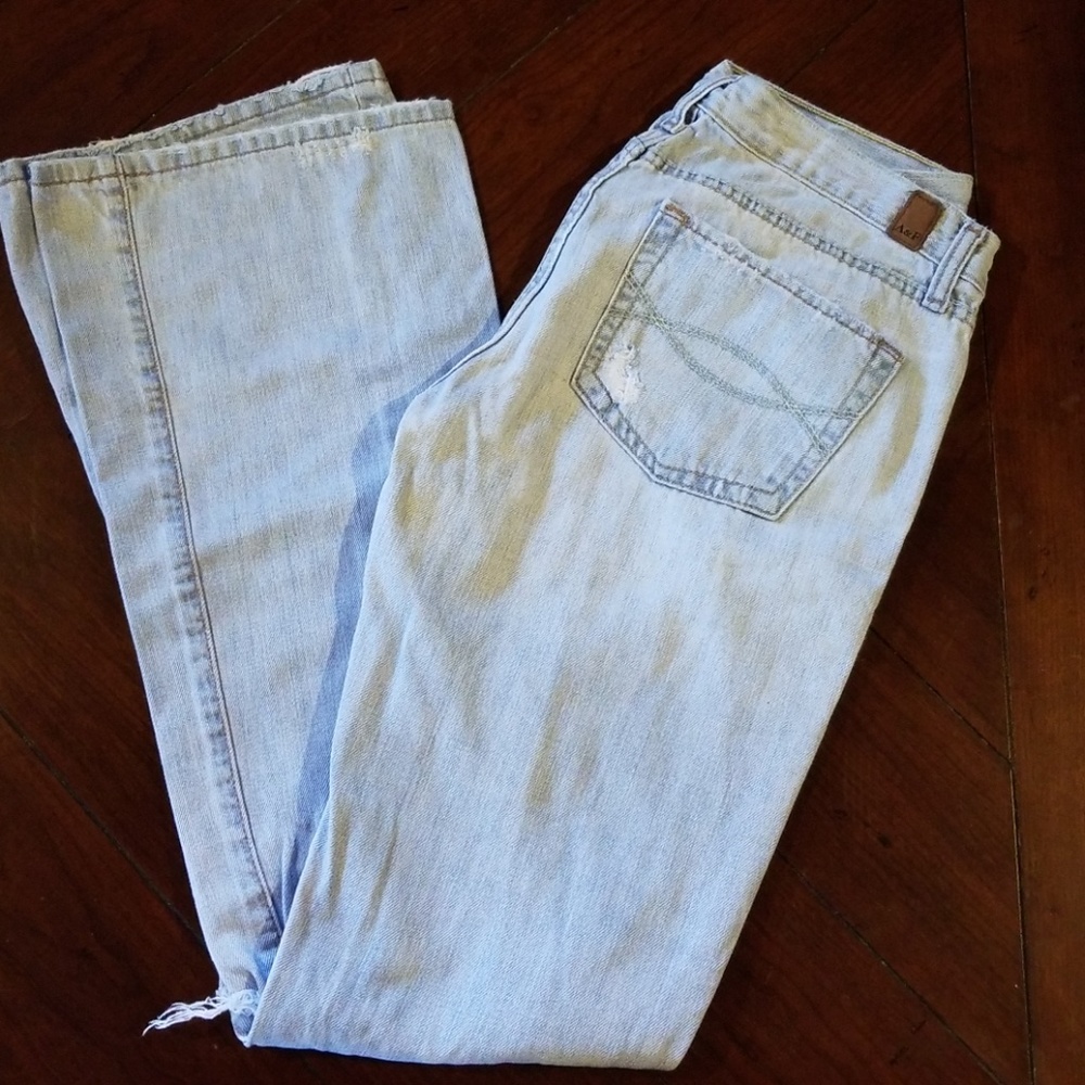 Abercrombie light wash destroyed jean